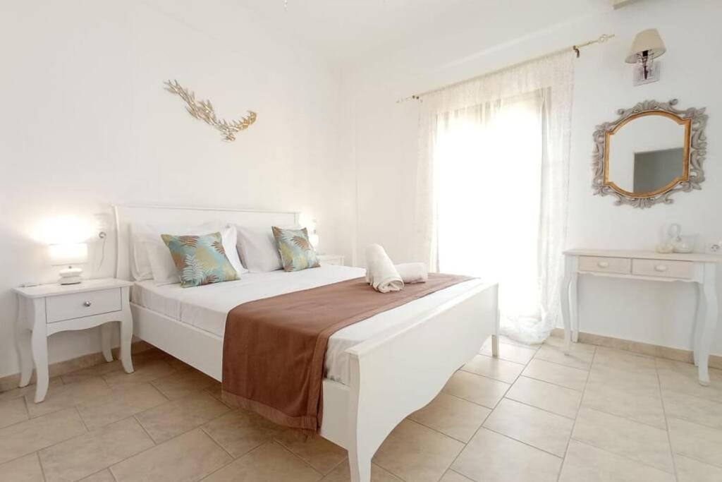 Sonia'S Luxury Apartment With Jacuzzi Kamilari Exterior photo